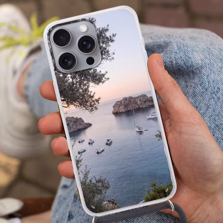 Phone case crossbody - Bay - boats - sunset - Baai - boten - zonsondergang Hoesje iPhone 16 Pro Max met koord klein