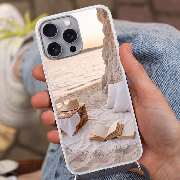 Strand - Picknick - Zonsondergang - Zomer - Natuur Hoesje iPhone 16 Pro Max met koord klein -sfeer3