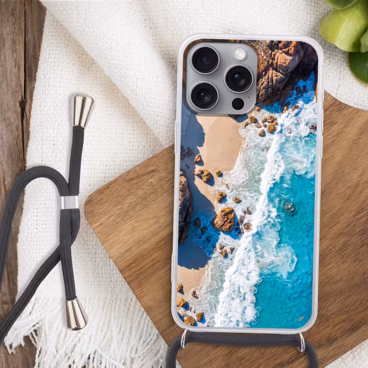 Strand - Zee - Rotsen - Natuur - Blauw Hoesje iPhone 16 Pro Max met koord klein -sfeer4