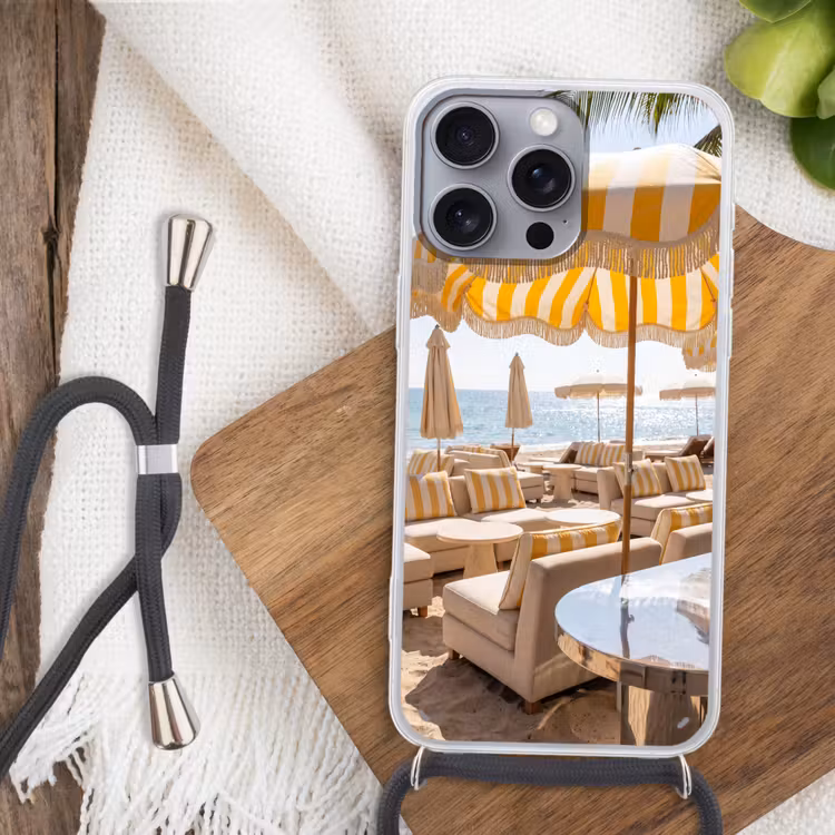 Strand - Ligbedden - Vakantie - Modern - Geel Hoesje iPhone 16 Pro Max met koord klein -sfeer4
