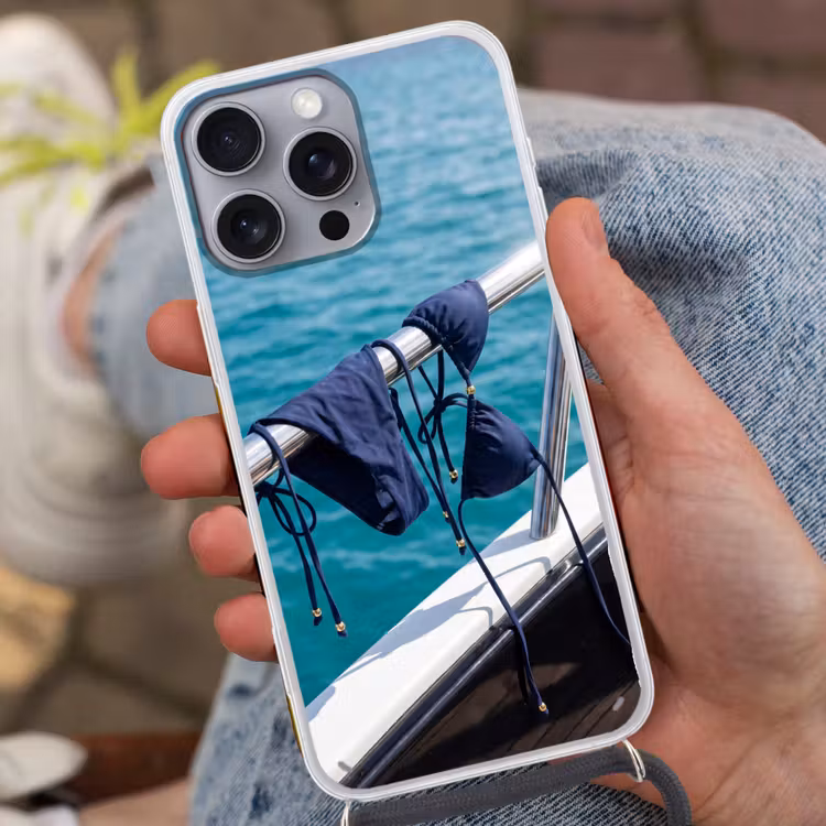 Bikini - Reling - Zee - Zomer - Blauw Hoesje iPhone 16 Pro Max met koord klein -sfeer3