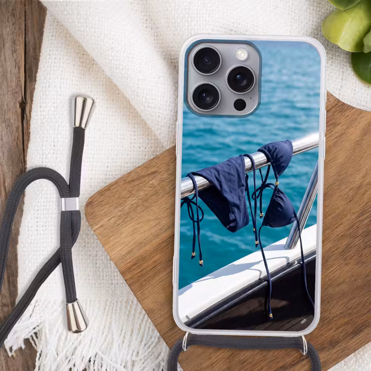 Bikini - Reling - Zee - Zomer - Blauw Hoesje iPhone 16 Pro Max met koord klein -sfeer4