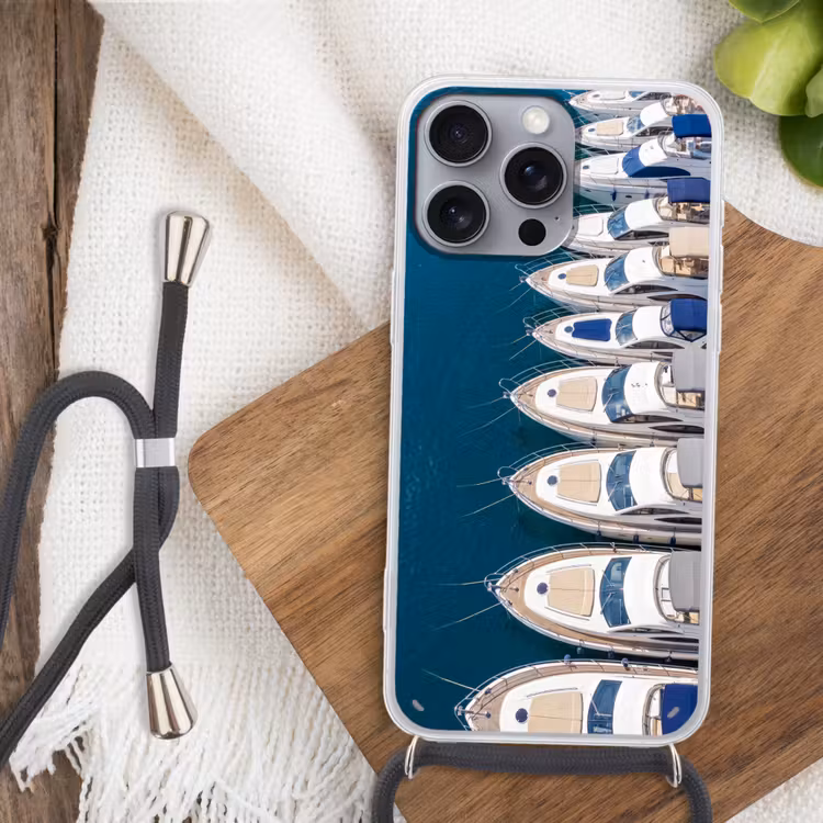 Boot - Jachthaven - Water - Zomer - Blauw Hoesje iPhone 16 Pro Max met koord klein -sfeer4