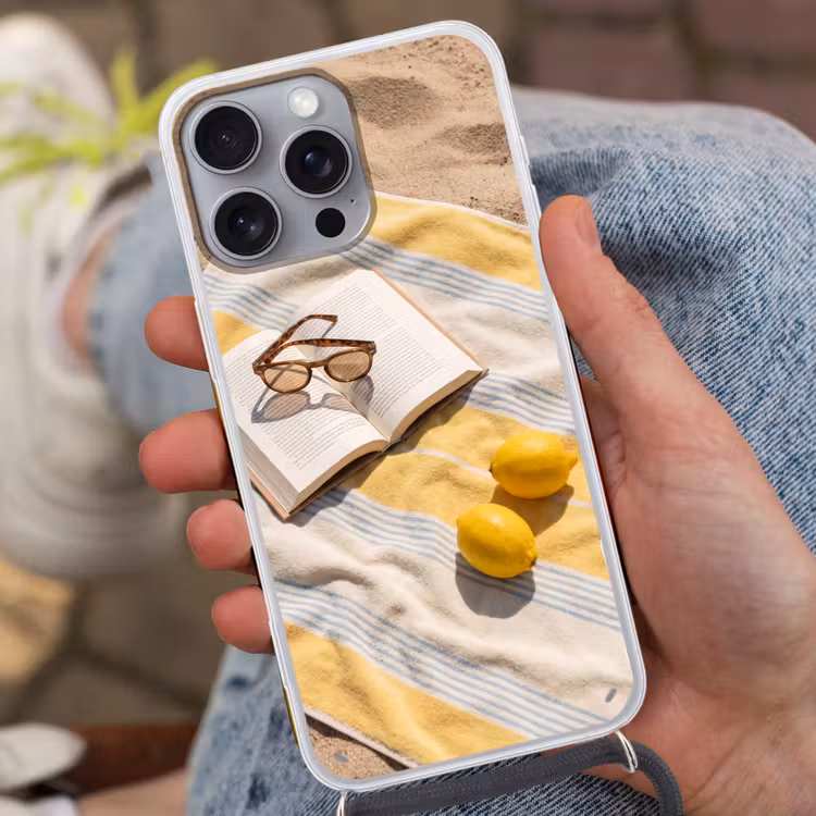 Boek - Zonnebril - Strand - Zomer - Geel Hoesje iPhone 16 Pro Max met koord klein -sfeer3