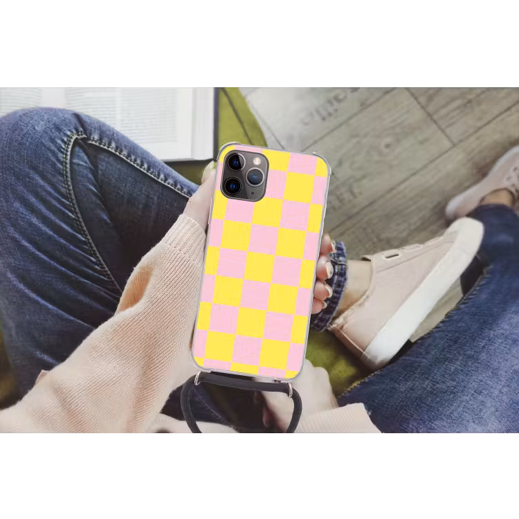 Schaakbord patroon - Geel - Roze - Blokjes Hoesje iPhone 12 Pro met koord klein -hand