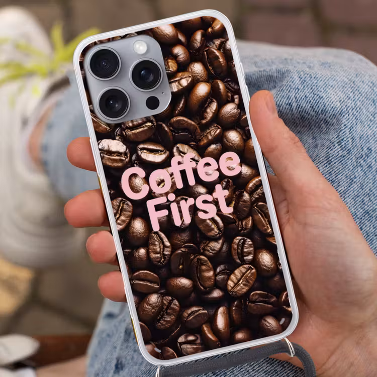 Coffee First - Koffiebonen - Roze Hoesje iPhone 16 Pro Max met koord klein -sfeer3