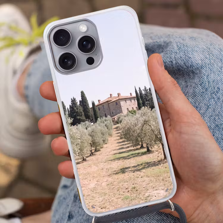 Phone case crossbody - Country house - olive tree - orchard - Landhuis - olijfboom - gaard Hoesje iPhone 16 Pro Max met koord klein