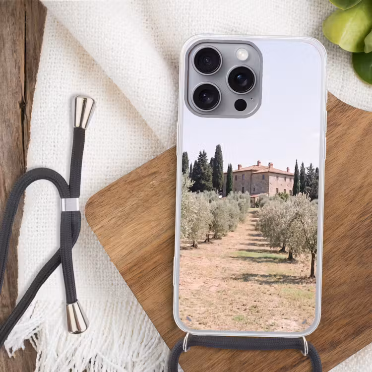 Phone case crossbody - Country house - olive tree - orchard - Landhuis - olijfboom - gaard Hoesje iPhone 16 Pro Max met koord klein