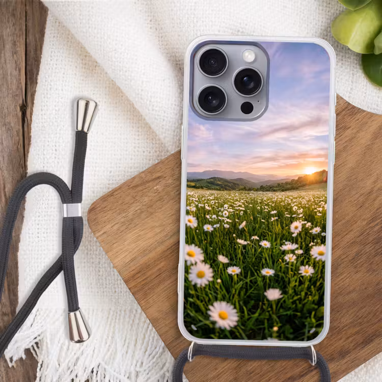 Madelief - Veld - Heuvels - Groen Hoesje iPhone 16 Pro Max met koord klein -sfeer4