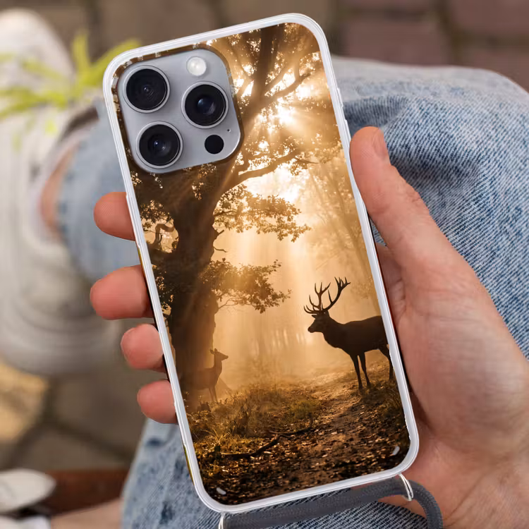 Hert - Bos - Mistig - Natuur - Goud Hoesje iPhone 16 Pro Max met koord klein -sfeer3