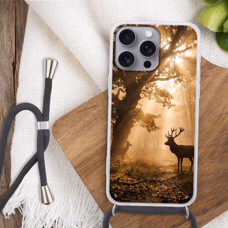 Hert - Bos - Mistig - Natuur - Goud Hoesje iPhone 16 Pro Max met koord klein -sfeer4