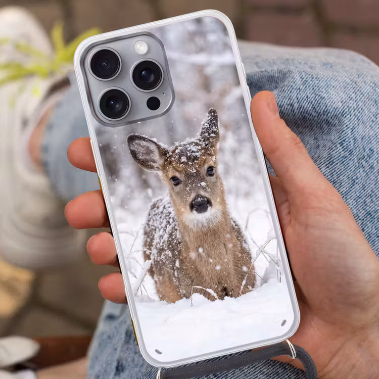 Hert - Sneeuw - Bos - Dieren - Vertederend Hoesje iPhone 16 Pro Max met koord klein -sfeer3