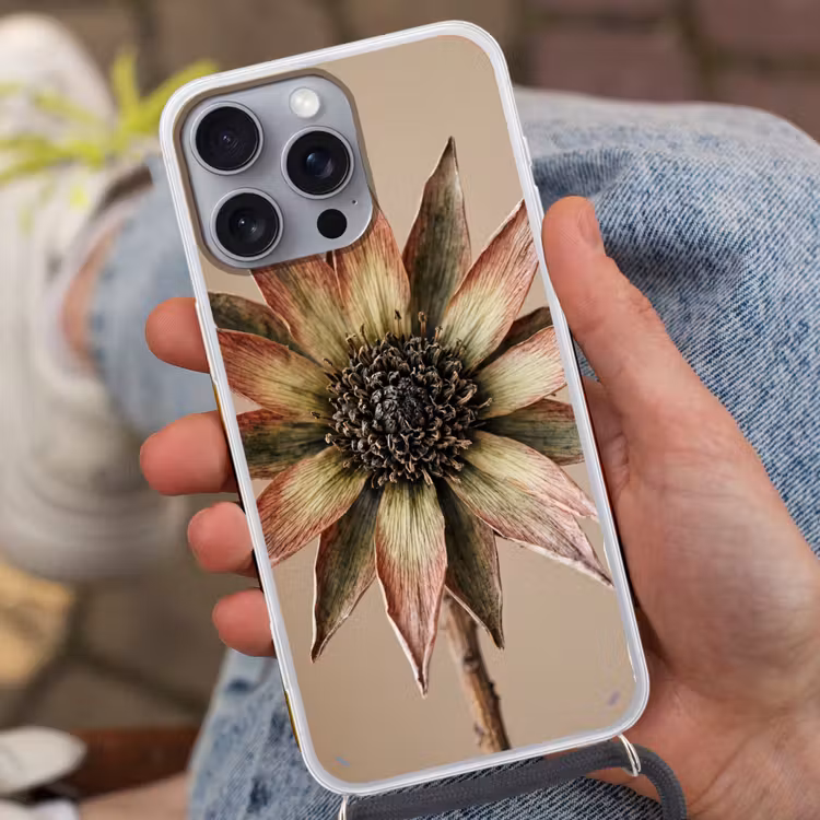 Droogbloem - Protea - Vintage - Beige - Rustiek Hoesje iPhone 16 Pro Max met koord klein -sfeer3