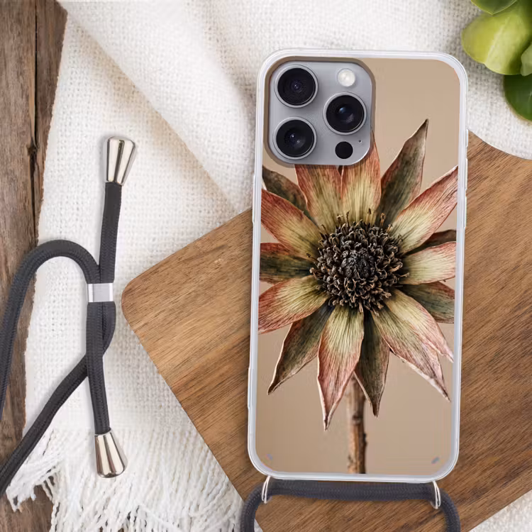 Droogbloem - Protea - Vintage - Beige - Rustiek Hoesje iPhone 16 Pro Max met koord klein -sfeer4