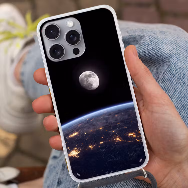 Phone case crossbody - Earth - Night - Space - Aarde - Nacht - Ruimte Hoesje iPhone 16 Pro Max met koord klein