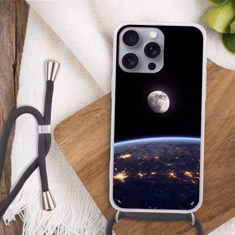 Phone case crossbody - Earth - Night - Space - Aarde - Nacht - Ruimte Hoesje iPhone 16 Pro Max met koord klein
