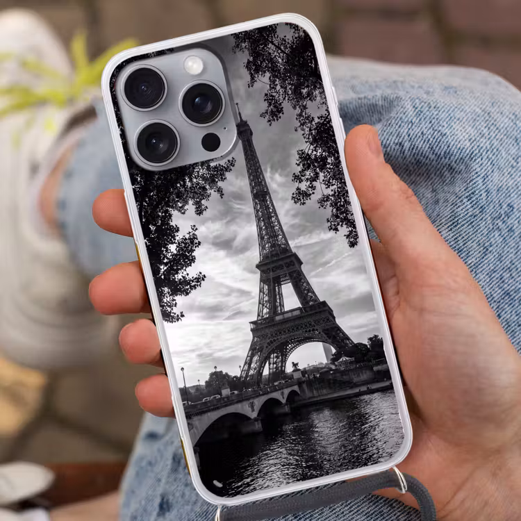Eiffeltoren - Parijs - Rivier - Architectuur - Zwart-wit Hoesje iPhone 16 Pro Max met koord klein -sfeer3