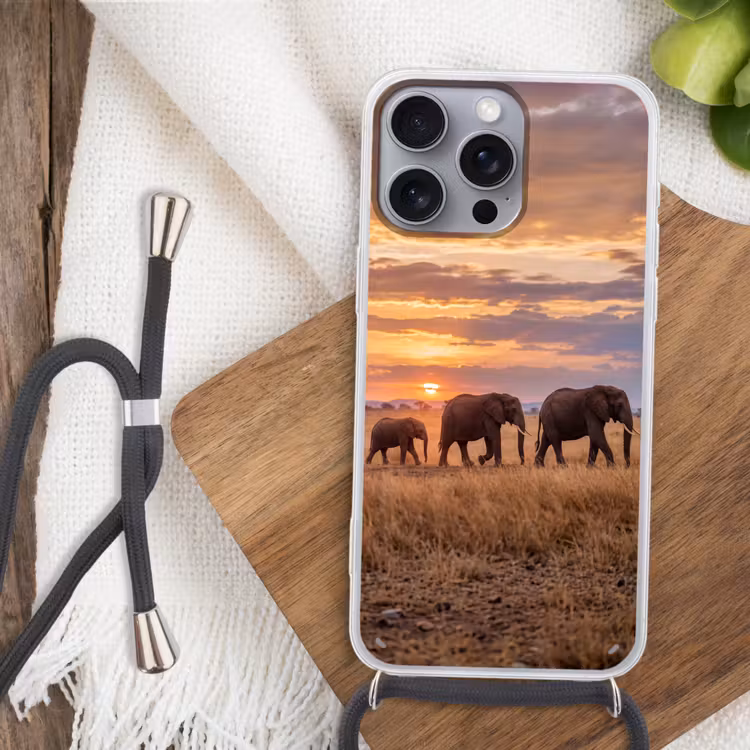 Olifanten - Savanne - Zonsondergang - Afrika - Warm Hoesje iPhone 16 Pro Max met koord klein -sfeer4