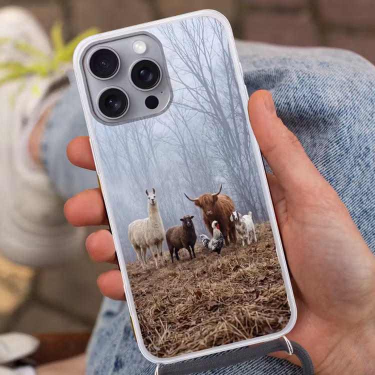 Boerderijdieren - Groep - Mist - Natuur - Rustiek Hoesje iPhone 16 Pro Max met koord klein -sfeer3