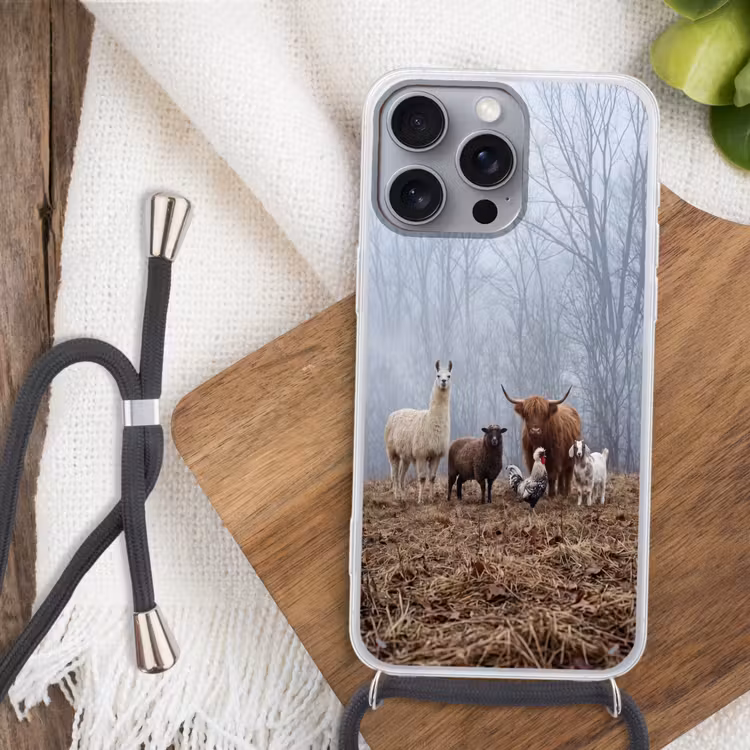 Boerderijdieren - Groep - Mist - Natuur - Rustiek Hoesje iPhone 16 Pro Max met koord klein -sfeer4