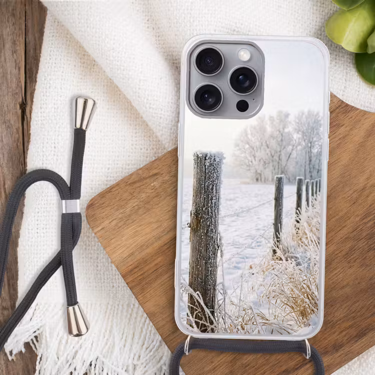 Hek - Sneeuw - Mist - Platteland - Nostalgisch Hoesje iPhone 16 Pro Max met koord klein -sfeer4
