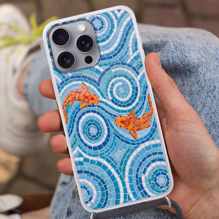 Vis - Mozaïek - Water - Decoratief - Blauw Hoesje iPhone 16 Pro Max met koord klein -sfeer3