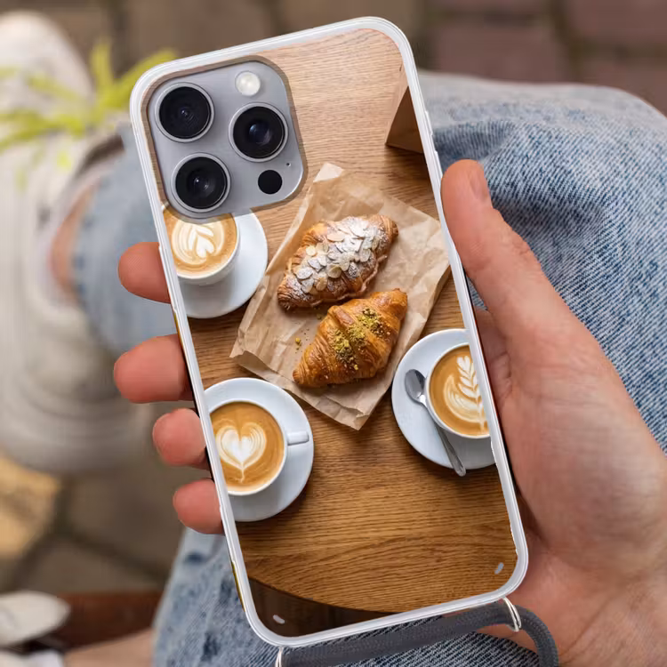 Eten - Croissant - Koffie - Ontbijt - Modern Hoesje iPhone 16 Pro Max met koord klein -sfeer3