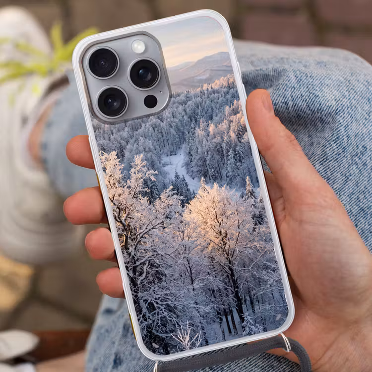 Bos - Bergen - Goud - Winter - Warm Hoesje iPhone 16 Pro Max met koord klein -sfeer3