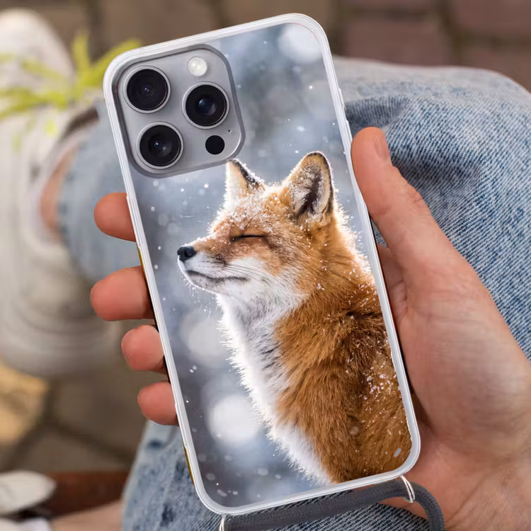 Vos - Sneeuwval - Portret - Winter - Sfeervol Hoesje iPhone 16 Pro Max met koord klein -sfeer3