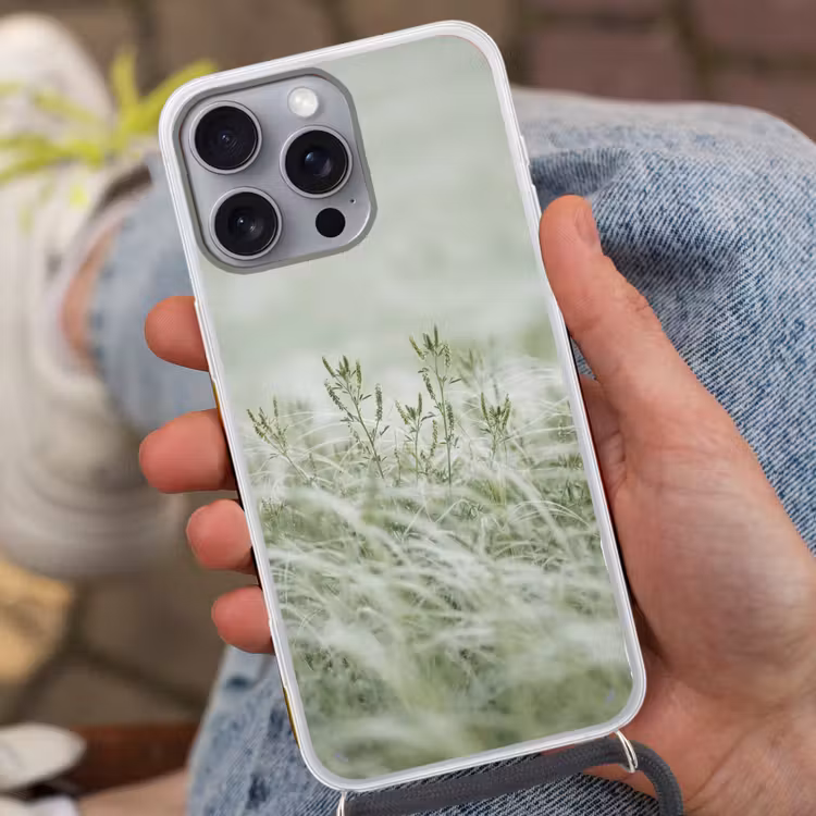 Grassen - Minimalistisch - Groen Hoesje iPhone 16 Pro Max met koord klein -sfeer3