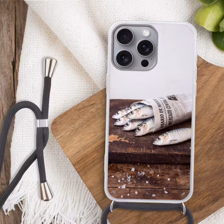 Phone case crossbody - Little Sardine - newspaper - cutting board - Sardientje - krant - snijplank Hoesje iPhone 16 Pro Max met koord klein