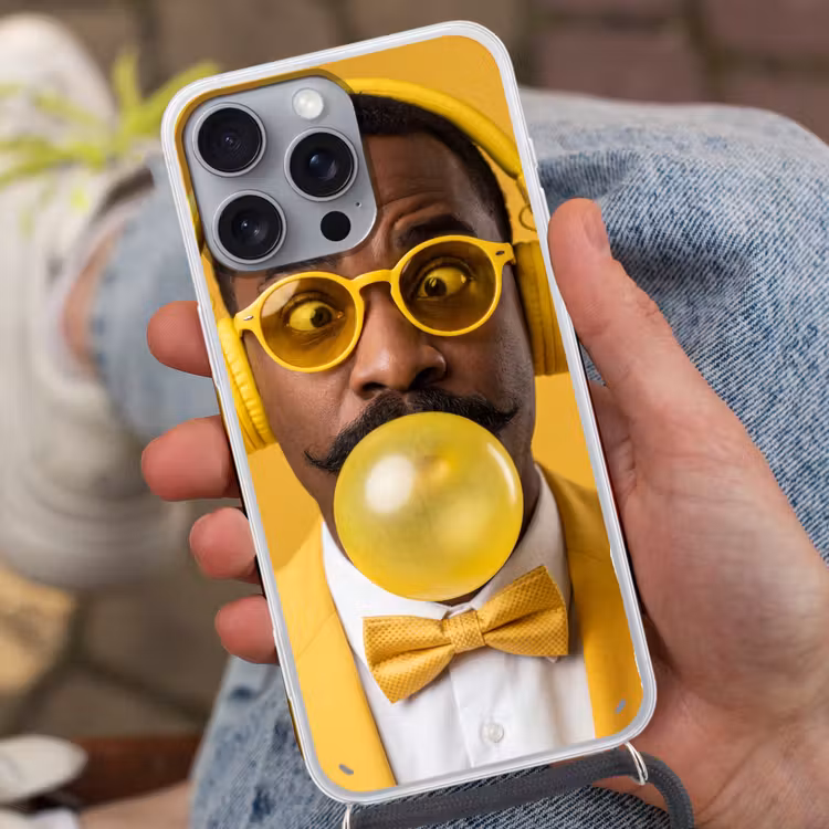 Man - Bubblegum - Portret - Geel - Modern Hoesje iPhone 16 Pro Max met koord klein -sfeer3
