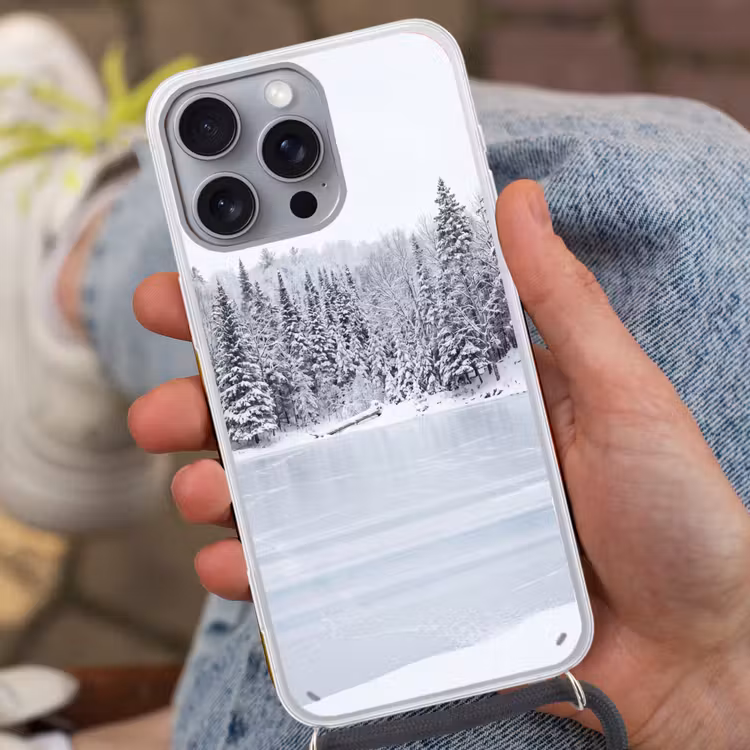 Meer - Dennen - IJs - Winter - Rustgevend Hoesje iPhone 16 Pro Max met koord klein -sfeer3