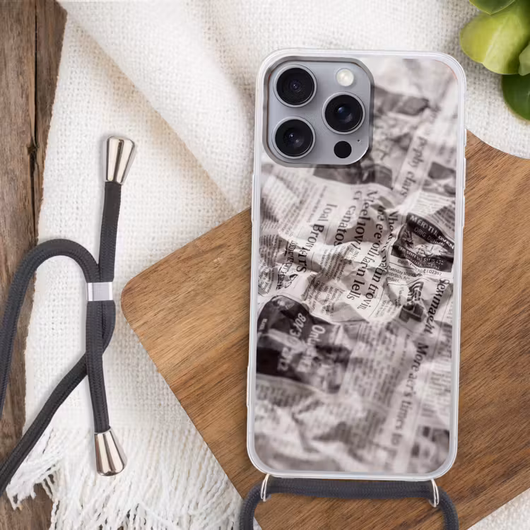 Krant - Gekreukeld - Textuur - Vintage - Zwart-wit Hoesje iPhone 16 Pro Max met koord klein -sfeer4