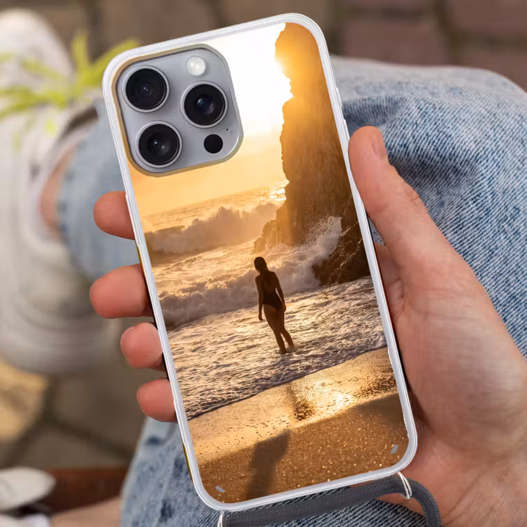 Mensen - Oceaan - Zonsondergang - Kust - Goud Hoesje iPhone 16 Pro Max met koord klein -sfeer3
