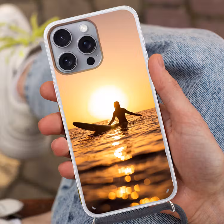 Persoon - Surfen - Zonsondergang - Zee - Oranje Hoesje iPhone 16 Pro Max met koord klein -sfeer3