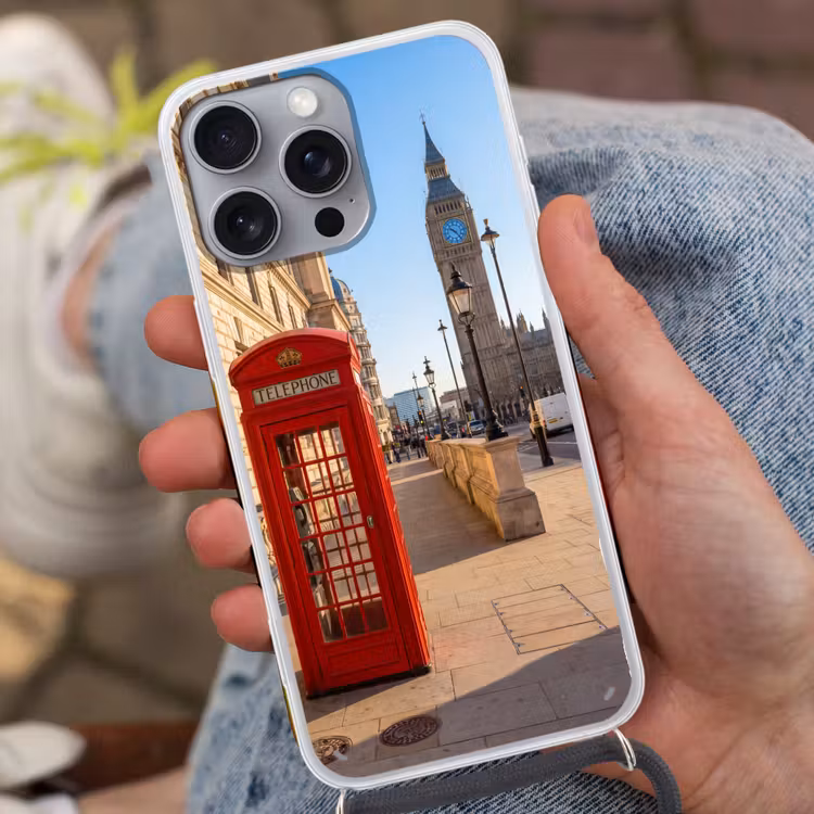 Telefooncel - Rood - Londen - Stad - Architectuur Hoesje iPhone 16 Pro Max met koord klein -sfeer3
