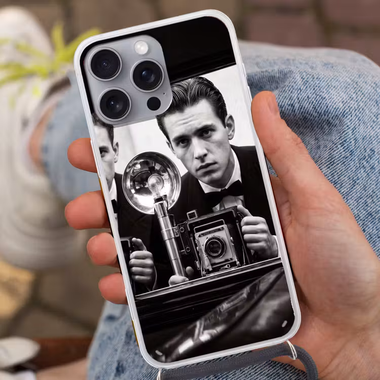 Fotograaf - Camera - Vintage - Journalistiek - Zwart-wit Hoesje iPhone 16 Pro Max met koord klein -sfeer3