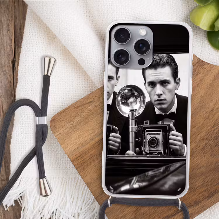Fotograaf - Camera - Vintage - Journalistiek - Zwart-wit Hoesje iPhone 16 Pro Max met koord klein -sfeer4