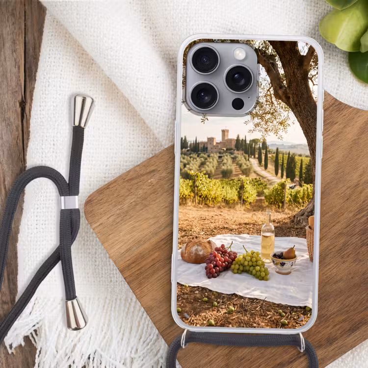 Picknick - Wijngaard - Landschap - Zomer - Eten Hoesje iPhone 16 Pro Max met koord klein -sfeer4