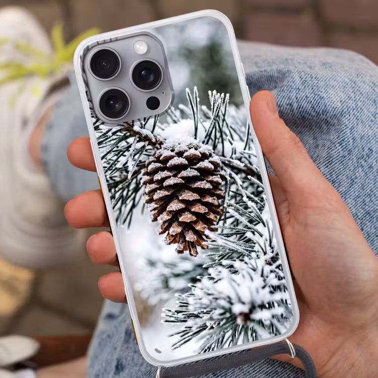 Dennenappel - Tak - Sneeuw - Winter - Sfeervol Hoesje iPhone 16 Pro Max met koord klein -sfeer3
