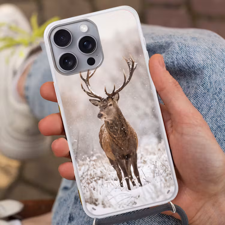 Edelhert - Bos - Sneeuw - Winter - Majestueus Hoesje iPhone 16 Pro Max met koord klein -sfeer3