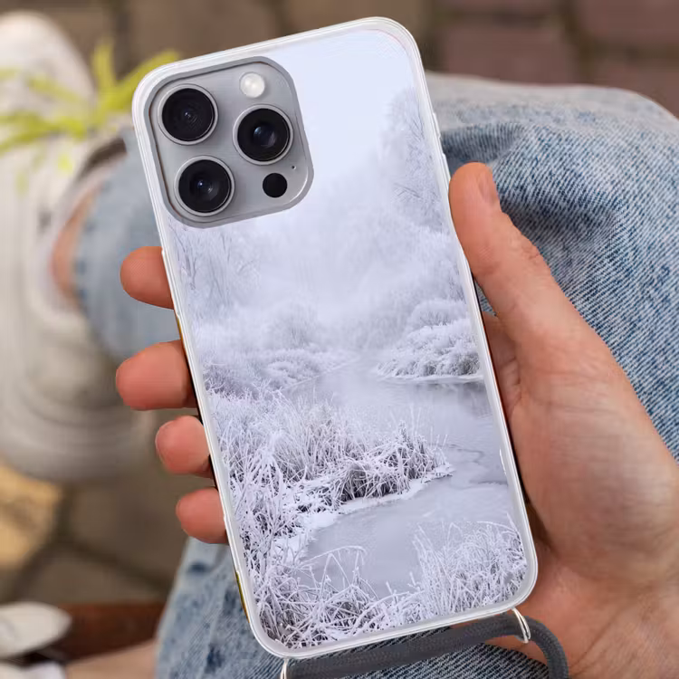 Rivier - Sneeuw - Bos - Winter - Schilderachtig Hoesje iPhone 16 Pro Max met koord klein -sfeer3