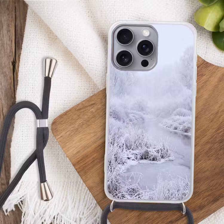 Rivier - Sneeuw - Bos - Winter - Schilderachtig Hoesje iPhone 16 Pro Max met koord klein -sfeer4