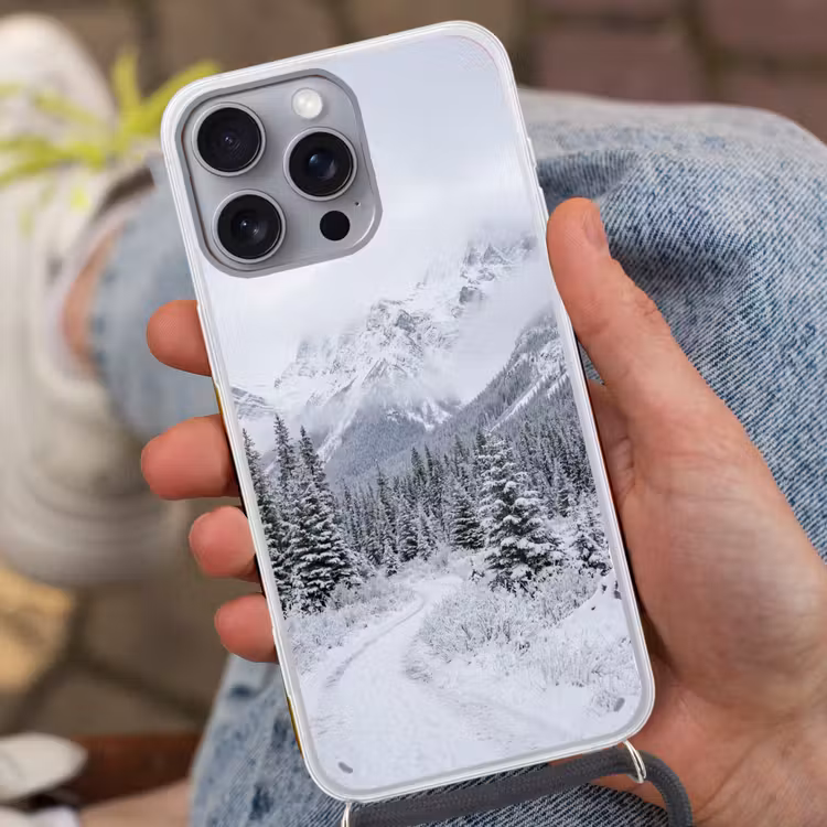 Weg - Bergen - Sneeuw - Naaldbos - Avontuurlijk Hoesje iPhone 16 Pro Max met koord klein -sfeer3