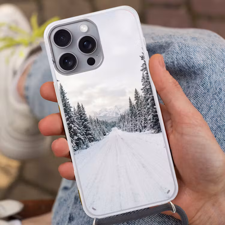 Weg - Sneeuw - Naaldbos - Winter - Avontuurlijk Hoesje iPhone 16 Pro Max met koord klein -sfeer3