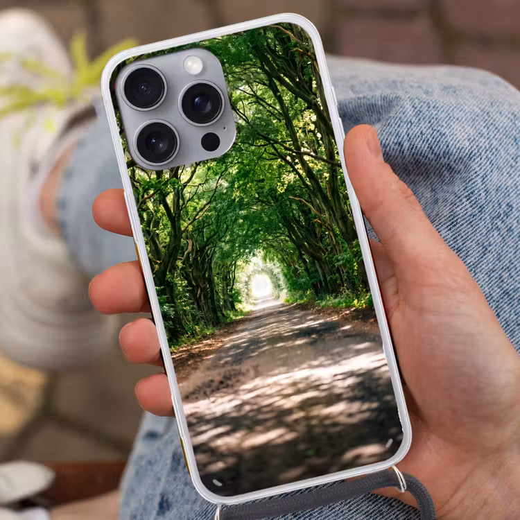 Weg - Bomen - Natuur - Groen Hoesje iPhone 16 Pro Max met koord klein -sfeer3