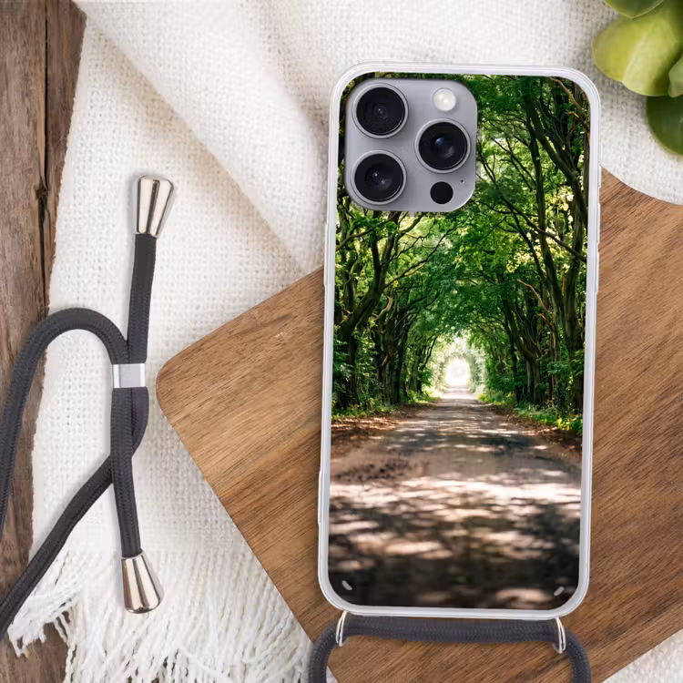 Weg - Bomen - Natuur - Groen Hoesje iPhone 16 Pro Max met koord klein -sfeer4