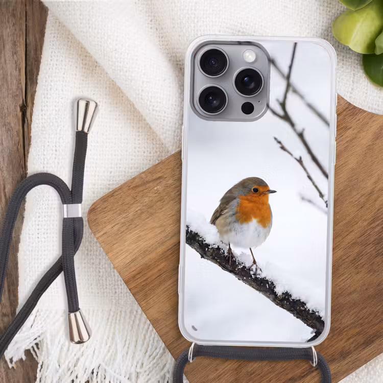 Roodborstje - Tak - Sneeuw - Winter - Levendig Hoesje iPhone 16 Pro Max met koord klein -sfeer4