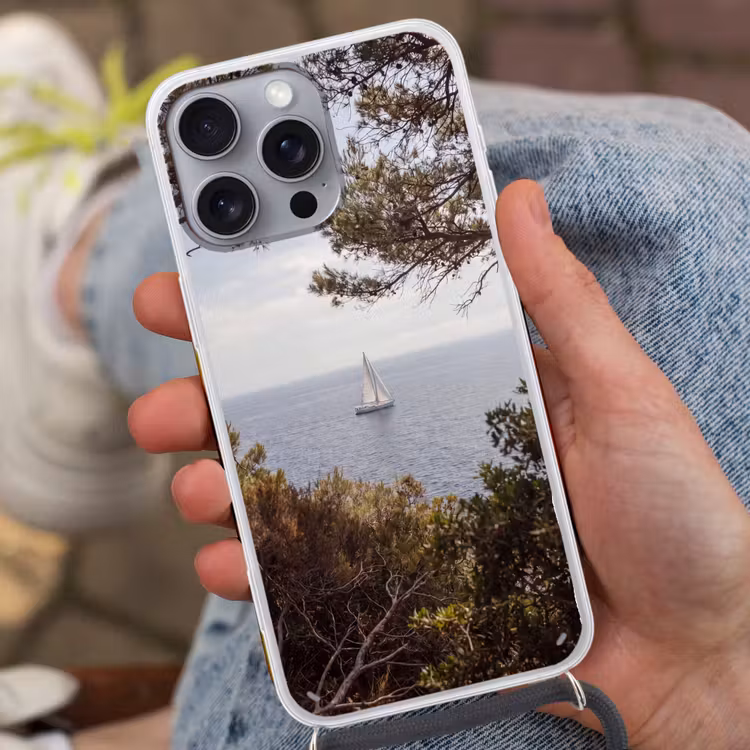 Phone case crossbody - Sailboat - trees - water - Zeilboot - bomen - water Hoesje iPhone 16 Pro Max met koord klein